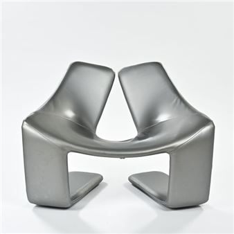 Zen model armchair with flexible metal structure upholstered in polyester foam covered with gray vinyl. Publisher's label. Edition: Steiner - Kwok Hoï Chan